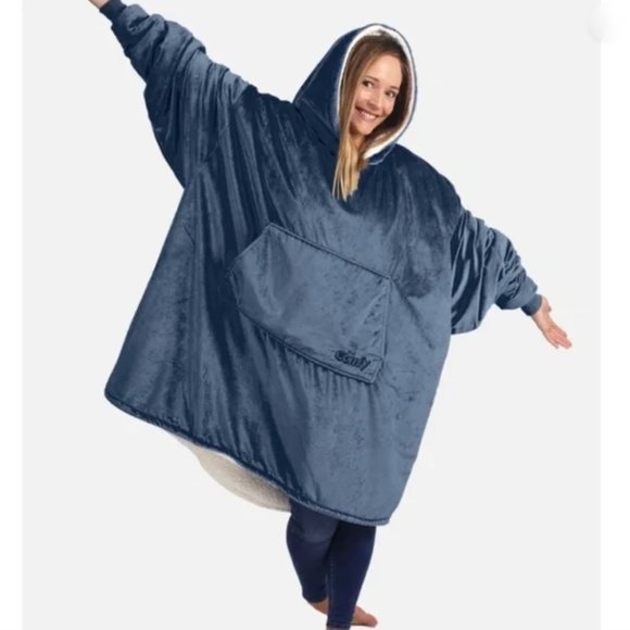 The Comfy Wearable Blanket - Picture 1 of 8